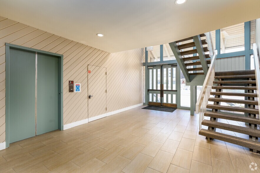 More Photos Of 18425 Burbank Blvd, Tarzana Office For Lease