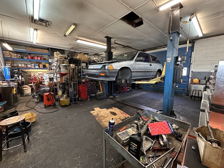 More Photos Of 105 E Hill St, Louisville Auto Repair For Sale