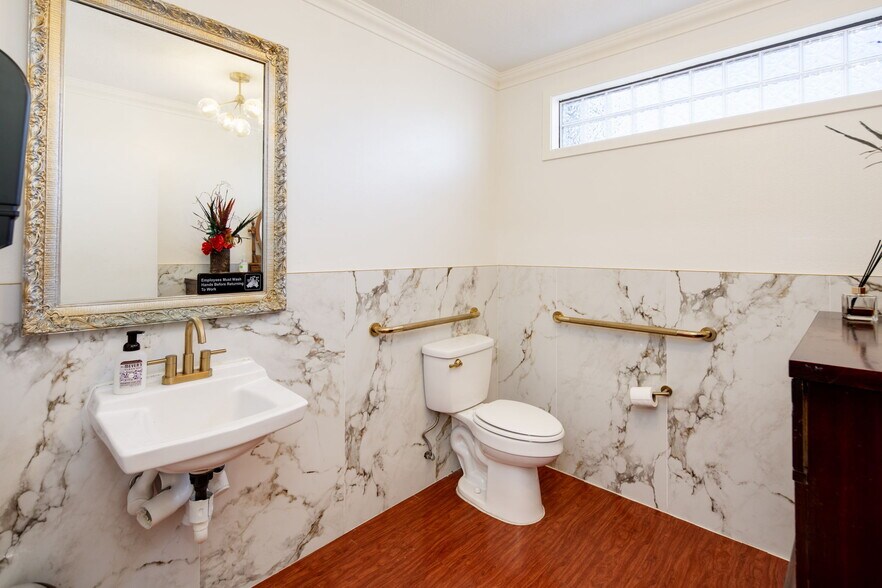 More Photos Of 2606 S Texas Ave, Bryan Restaurant For Sale