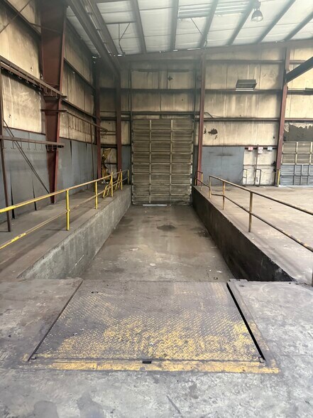 More Photos Of 3335 35th Ave N, Birmingham Manufacturing For Lease