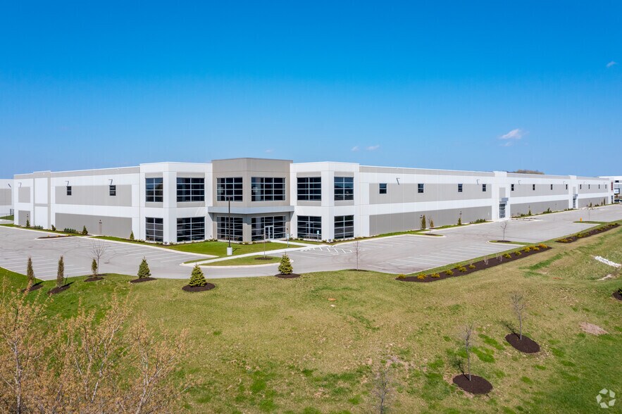 More Photos Of W210N12805 Gateway Xing, Germantown Distribution For Lease