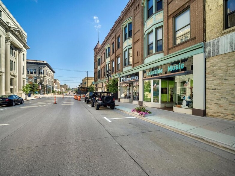 Primary Photo Of 921-931 8th St, Manitowoc Office For Sale