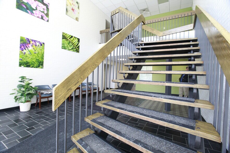 More Photos Of 1550 Old Henderson Rd, Columbus Office For Lease