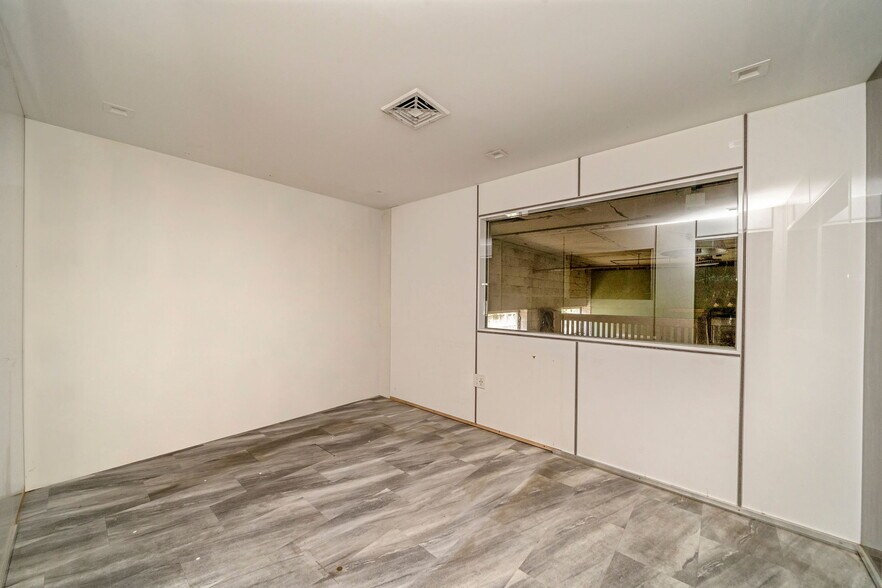 More Photos Of 111 Madison Ave, Hempstead Warehouse For Sale