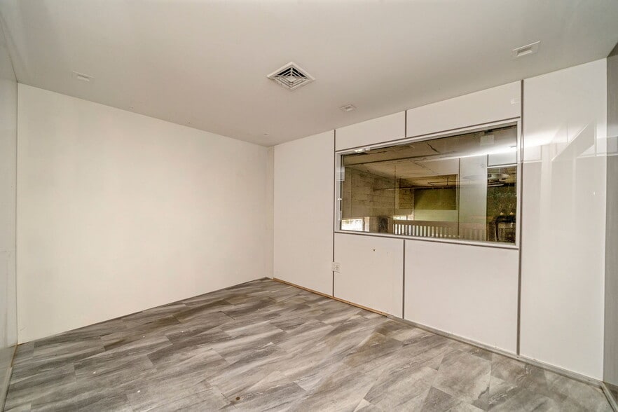 More Photos Of 111 Madison Ave, Hempstead Warehouse For Lease