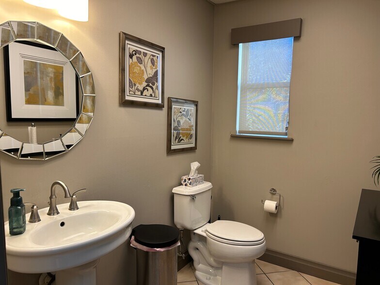 More Photos Of 798 SW Main Blvd, Lake City Office For Sale