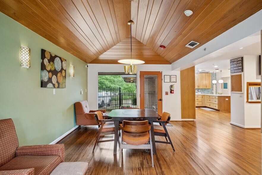 More Photos Of 921 NW 9th St, Grand Prairie Assisted Living For Sale