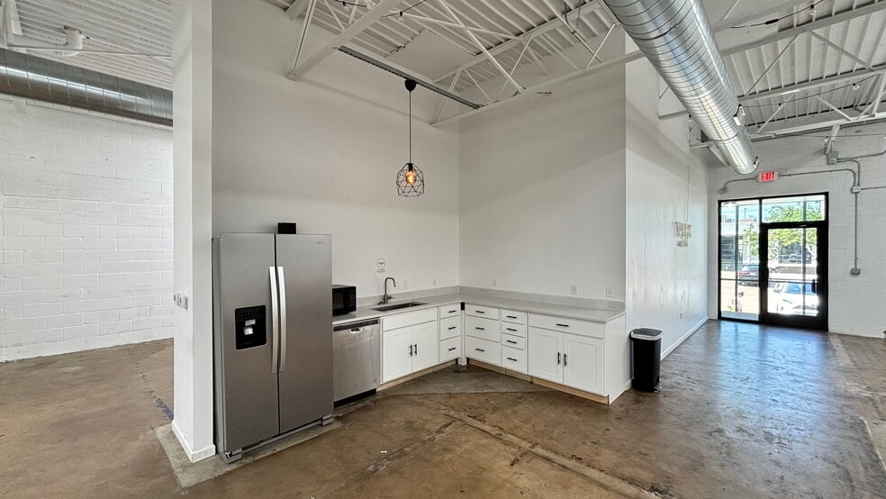 More Photos Of 2285 & 2289 Vantage St, Dallas Light Manufacturing For Lease