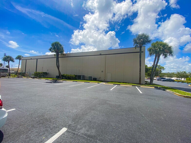 More Photos Of 851 SE Johnson Ave, Stuart Office For Sale