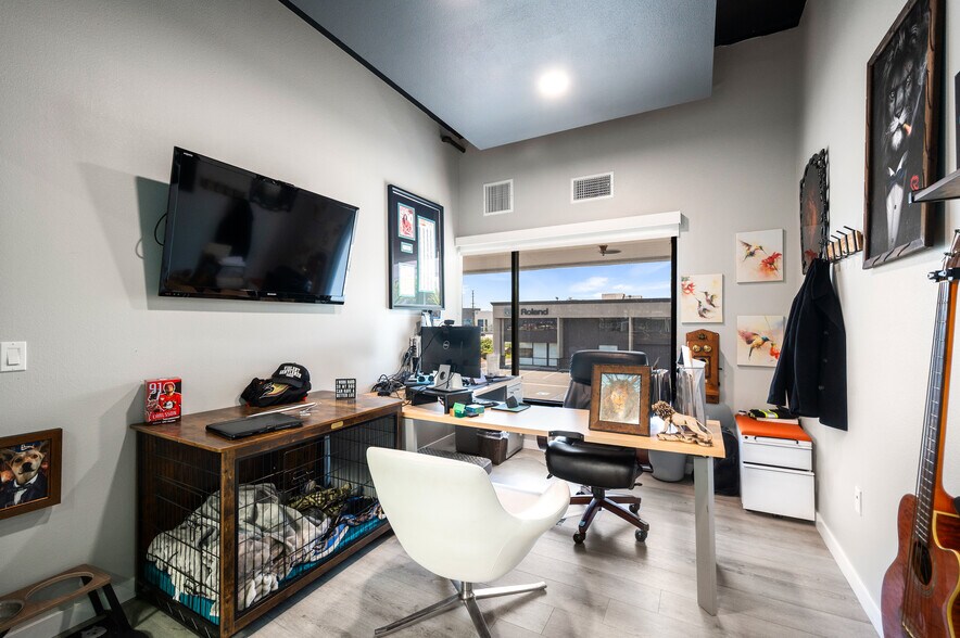 More Photos Of 800 E Dyer Rd, Santa Ana Showroom For Sale