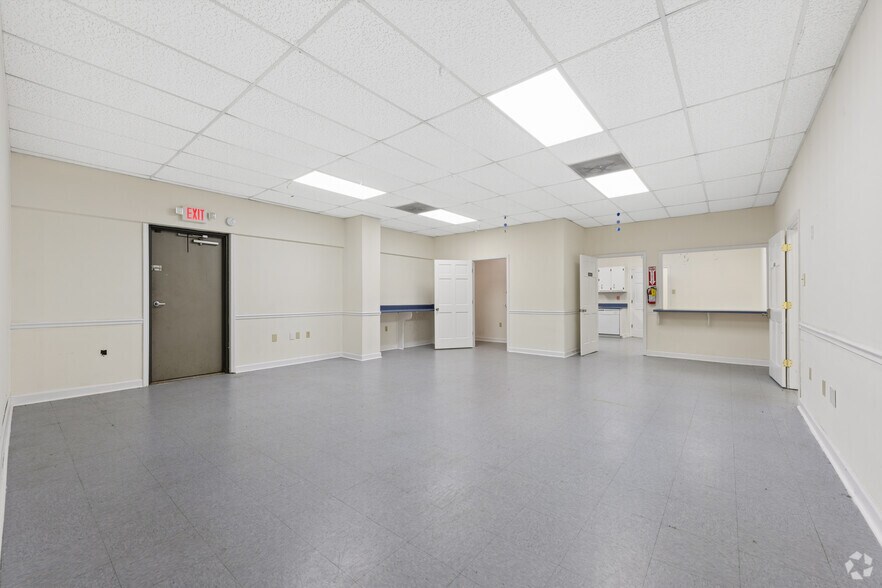 More Photos Of 1445 Cleveland Ave, East Point Showroom For Sale