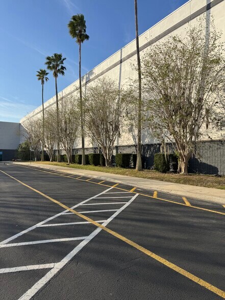More Photos Of 350 Towne Center Cir, Sanford Department Store For Lease