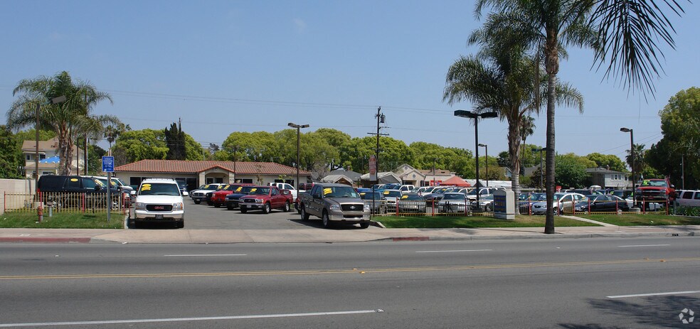 More Photos Of 905 S Main St, Santa Ana Freestanding For Lease
