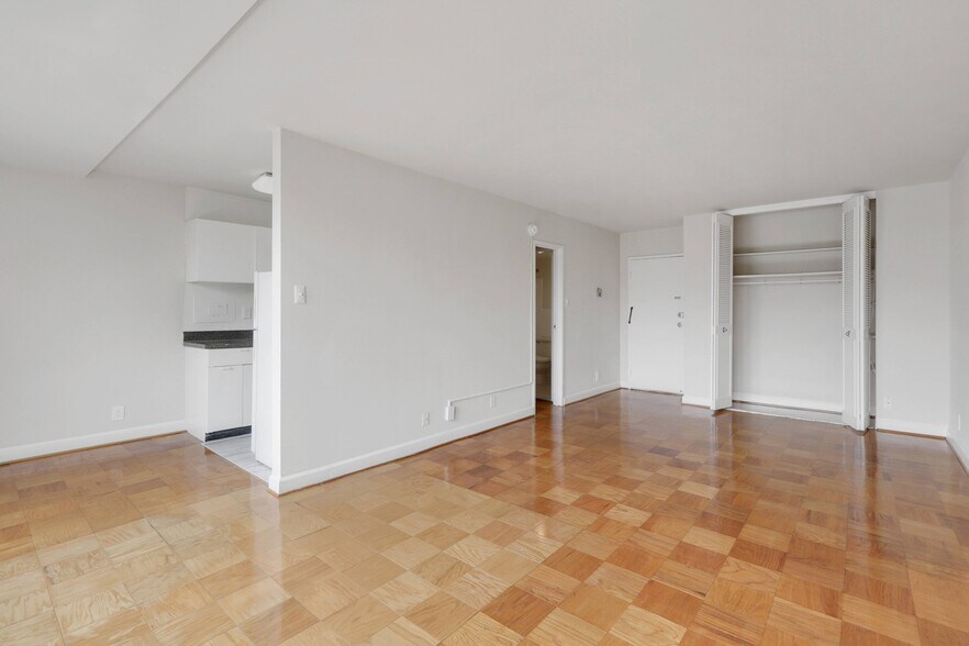 More Photos Of 5055 Seminary Rd, Alexandria Apartments For Lease