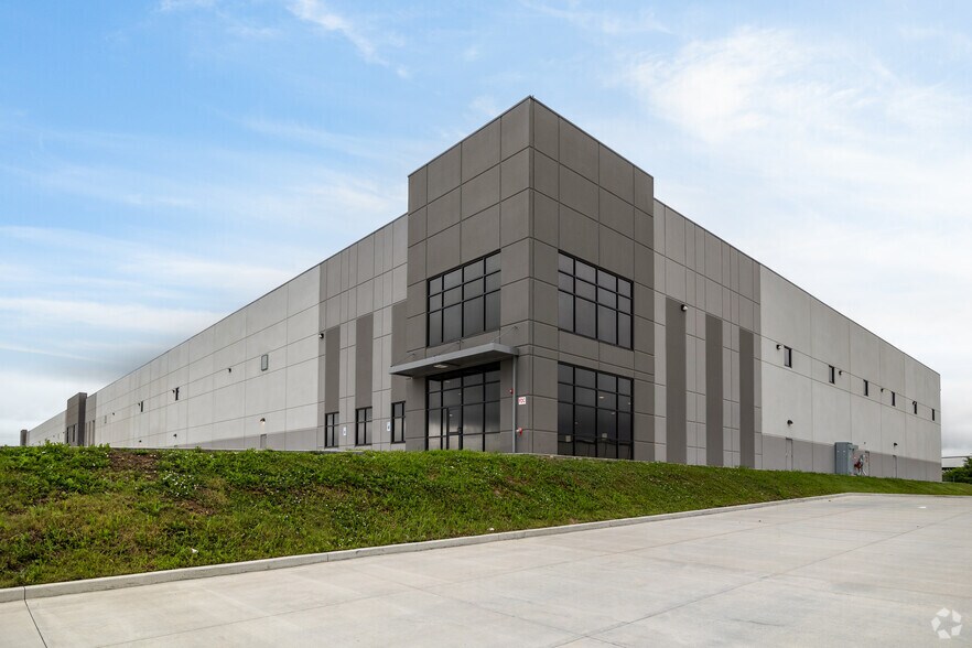 More Photos Of 4065 N Webb Rd, Wichita Distribution For Lease