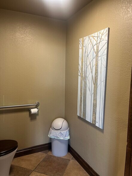 More Photos Of 911 E MacArthur St, Shawnee Showroom For Lease