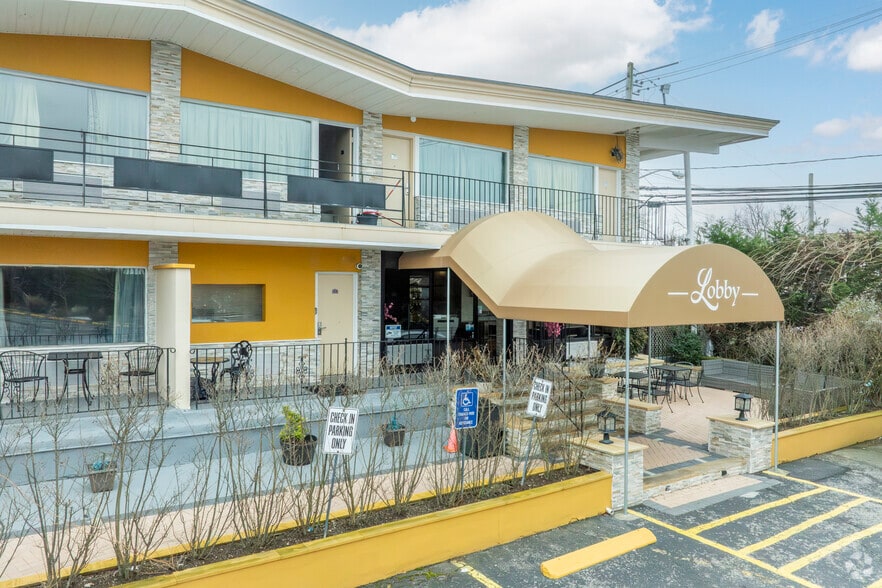 More Photos Of 445 S Main St, Freeport Hotel For Lease