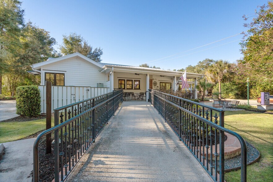 More Photos Of 8026 E Main St, Ridgeland General Retail For Sale