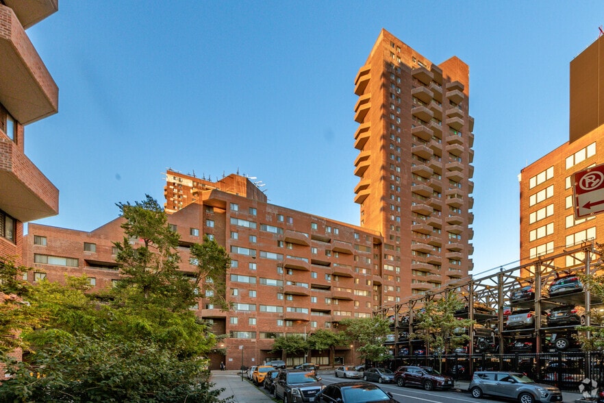 More Photos Of 2120 1st Ave, New York Apartments For Lease