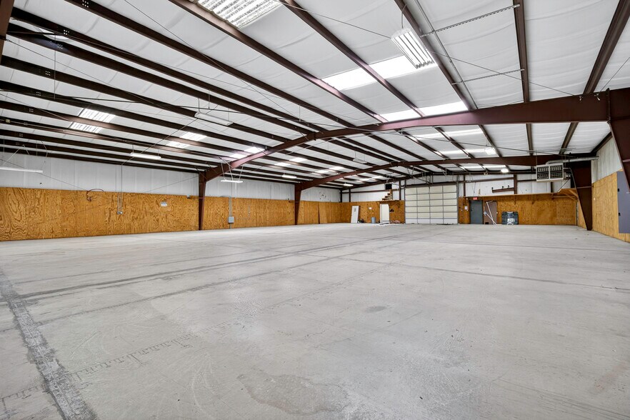 More Photos Of 6121 Highway 177, Shawnee Warehouse For Lease