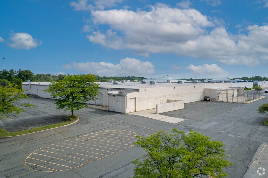 More Photos Of 93 W Campbell Rd, Rotterdam Freestanding For Sale