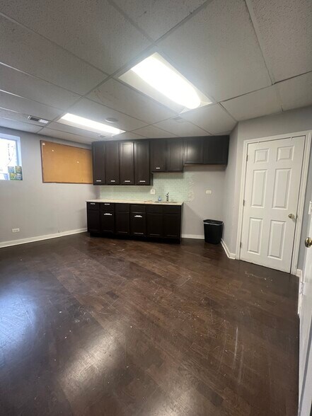 More Photos Of 906 W Belmont Ave, Chicago Medical For Lease