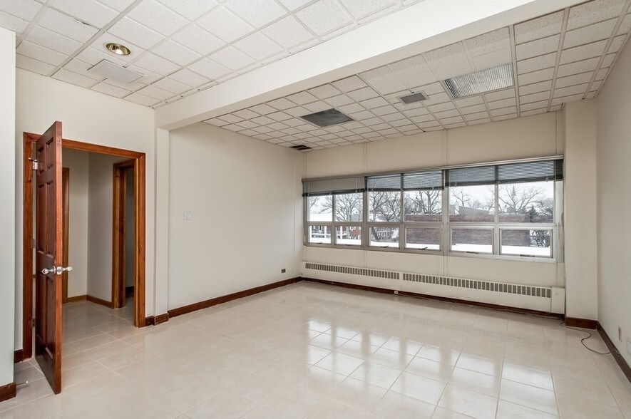 More Photos Of 1132 Waukegan Rd, Glenview Medical For Sale