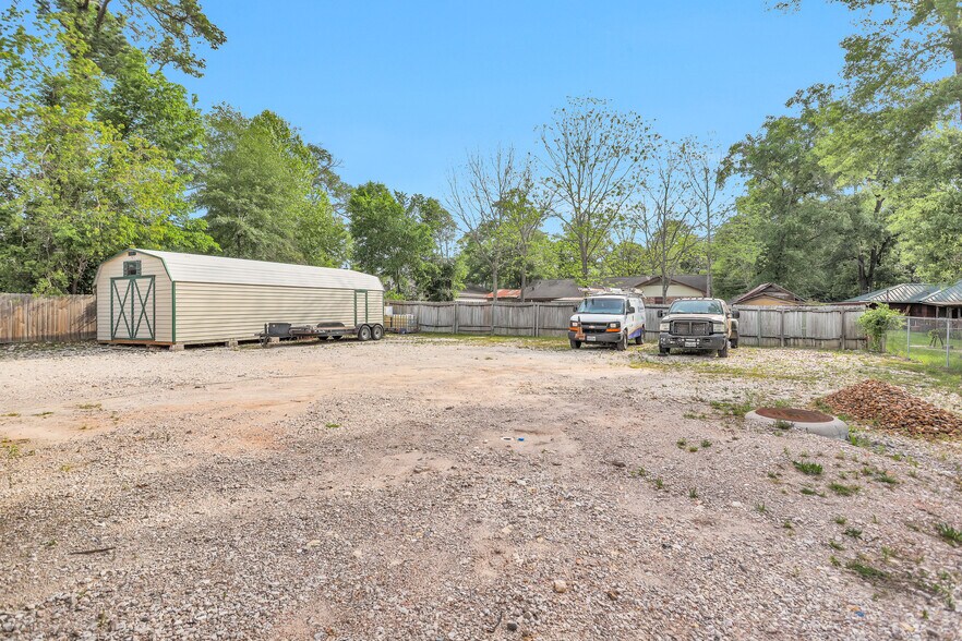 More Photos Of 1308 N Frazier St, Conroe Service For Sale