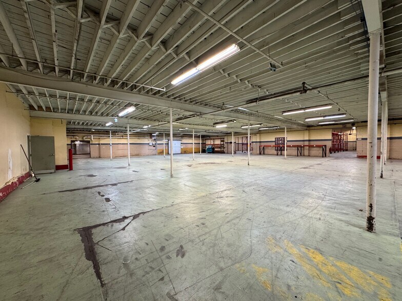 More Photos Of 195 Hudson St, Cornwall-on-Hudson Distribution For Lease
