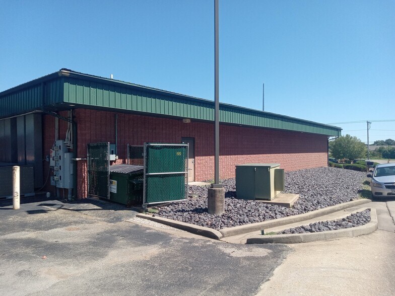 More Photos Of 14-26 W Karsch Blvd, Farmington Freestanding For Lease