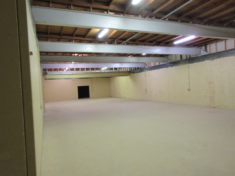 More Photos Of 15445 N Nebraska Ave, Lutz Warehouse For Lease