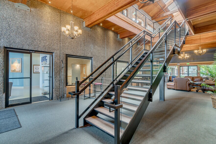 More Photos Of 39065-39085 Pioneer Blvd, Sandy Office For Lease