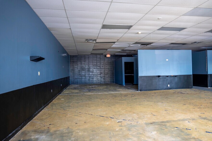 More Photos Of 1002-1010 NW Radial Hwy, Omaha Unknown For Lease