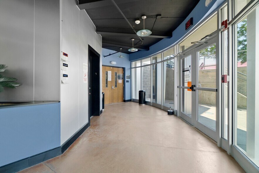 More Photos Of 191 W Plaza Dr, Mooresville Storefront Retail Office For Lease