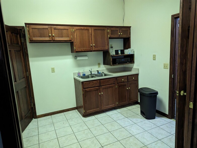 More Photos Of 452 W Arrow St, Marshall Restaurant For Lease