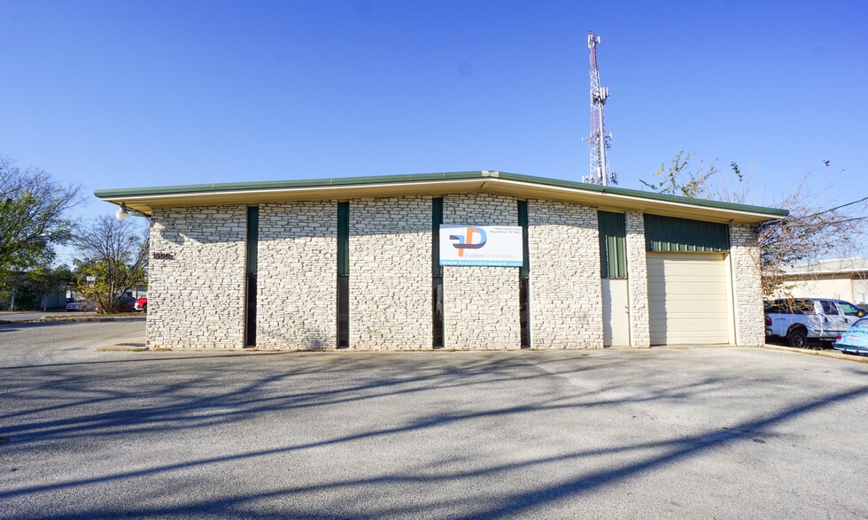 Primary Photo Of 1500 Chisholm Trail Rd, Round Rock Warehouse For Lease