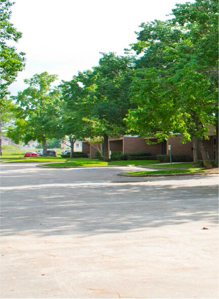 More Photos Of 211-285 W Airtex Blvd, Houston Light Distribution For Lease