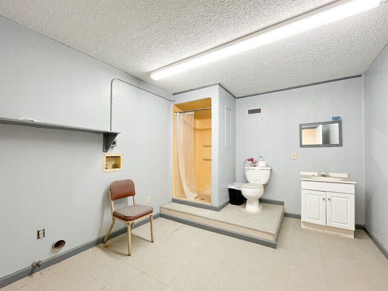 More Photos Of 3703 S Lewis St, New Iberia Warehouse For Sale