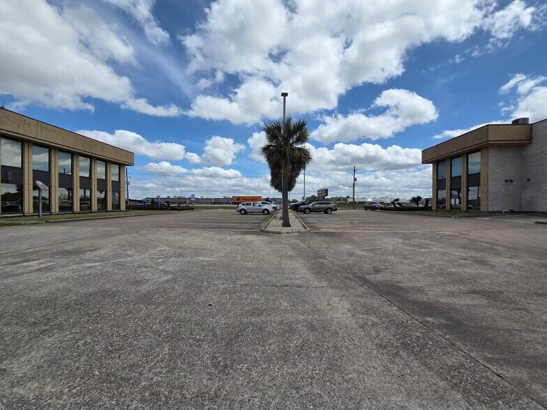 More Photos Of 1844 & 1846 Interstate 10 S, Beaumont Medical For Sale