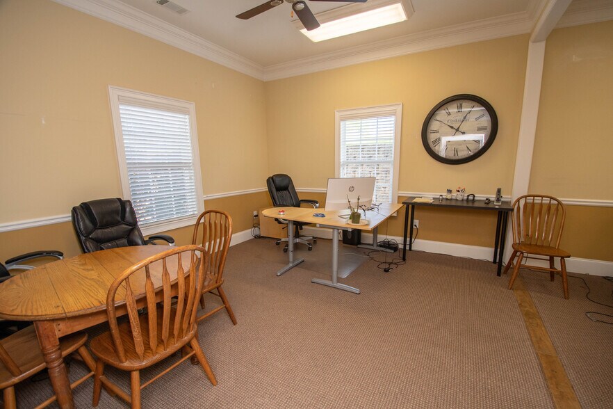 More Photos Of 1011 Woodridge Ln, Watkinsville Office For Lease