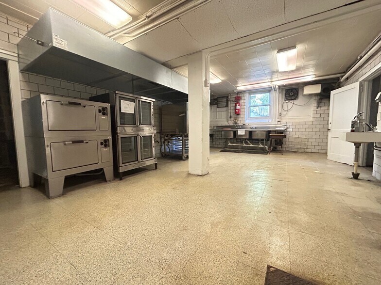 More Photos Of 709 Deacon St, Hebron Schools For Lease