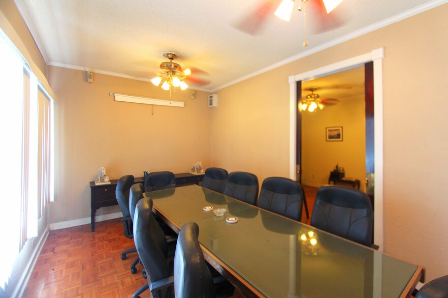 More Photos Of 1543 W Summit Ave, San Antonio Showroom For Sale