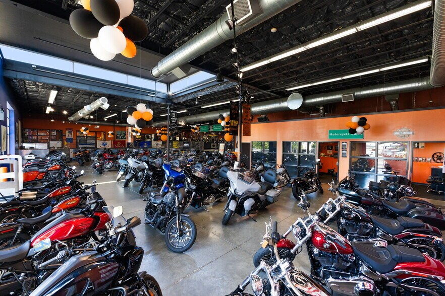 More Photos Of 8 Industrial Ln, New Rochelle Auto Dealership For Lease