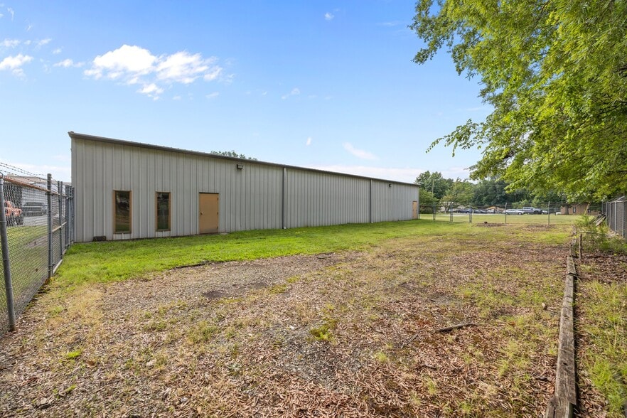 More Photos Of 808 E Parker St, Graham Industrial For Sale