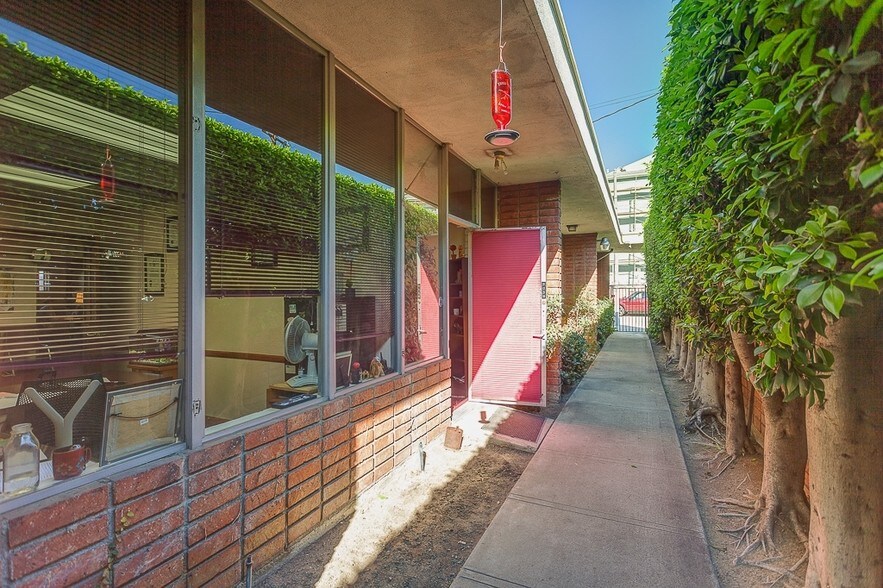 More Photos Of 8512 Whitworth Dr, Los Angeles Loft Creative Space For Lease