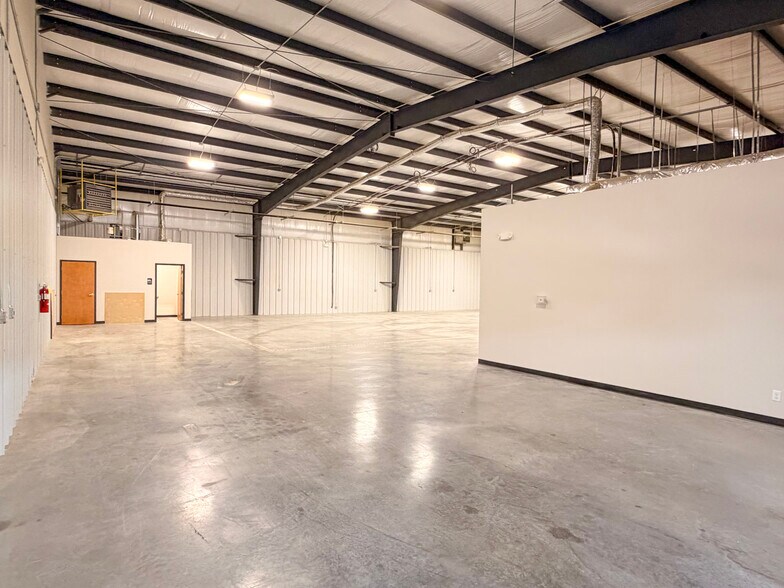 More Photos Of 4173 N 20th St, Ozark Warehouse For Lease
