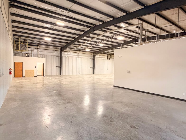 More Photos Of 4173 N 20th St, Ozark Warehouse For Lease