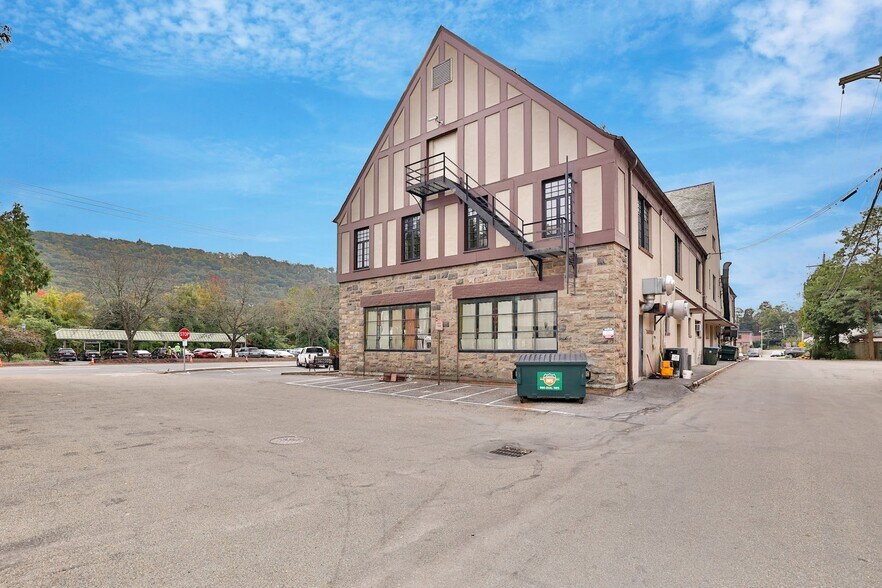More Photos Of 233 Route 17, Tuxedo Park Freestanding For Lease
