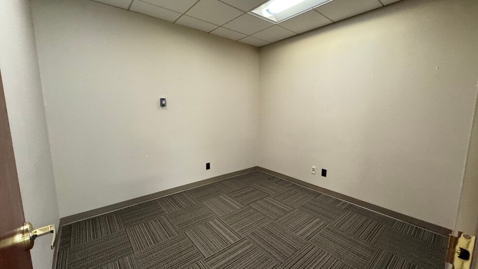 More Photos Of 9401 Arrowpoint Blvd, Charlotte Office For Lease