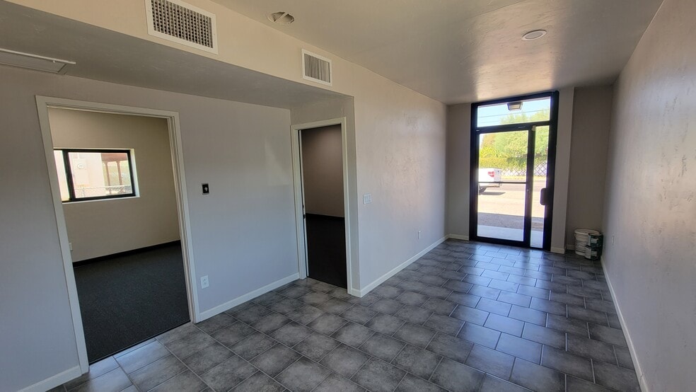 More Photos Of 1026 N Columbus Blvd, Tucson Light Manufacturing For Sale